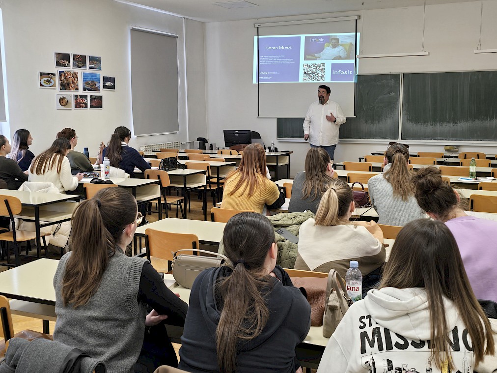 Goran Mrvoš lecturing tourism students